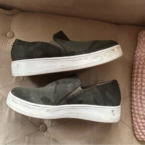 Steve Madden Women’s 10 Zayna Green Camouflage Canvas Slip-On Sneakers Shoes
